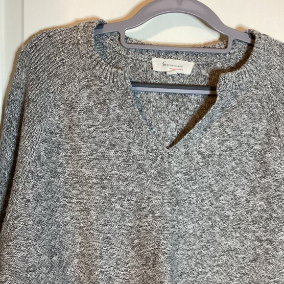 Two by Vince Camuto Women's Knit Sweater Size M V-Neck Oversized Bell Sleeves - Picture 4 of 8